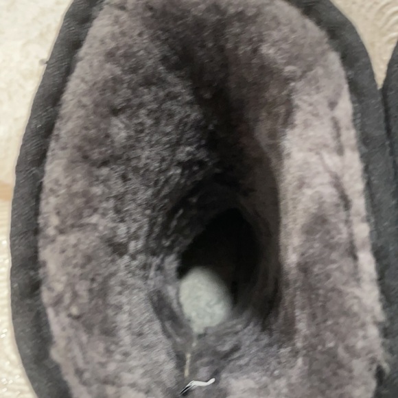 Original black Uggs with metal tag and metal zipper - Picture 3 of 8